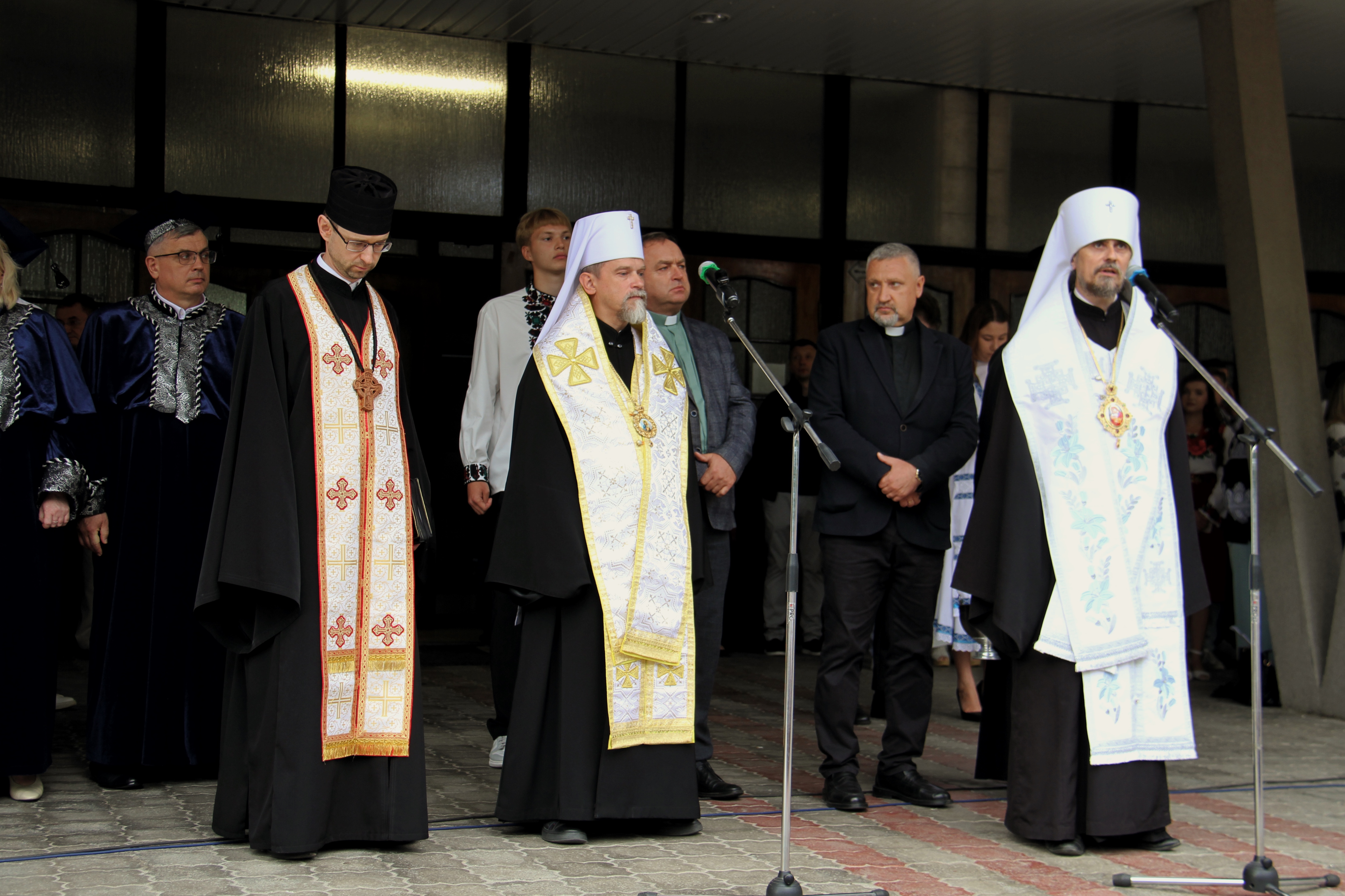 Predstavnyky dukhovenstva pid chas urochystoi posviaty pershokursnykiv TNPU